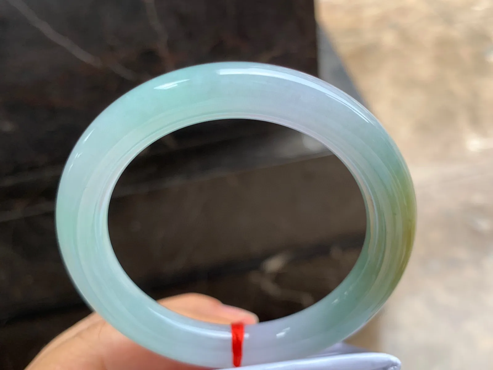 54-10mm
黄加绿圆条手镯 底子细腻 颜色漂亮
