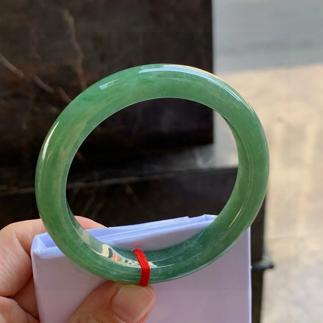 尺寸57.7/11.1/9，橄榄绿手镯
水润细腻 气质