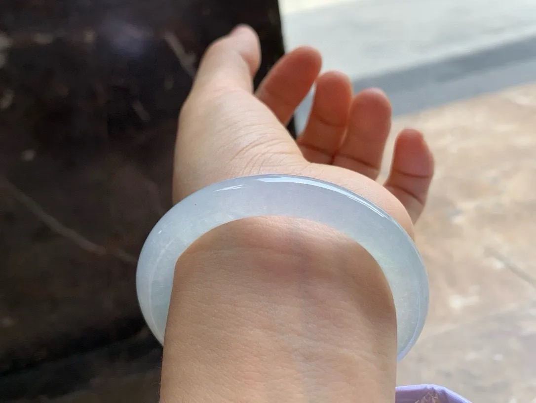 尺寸54.1/8.9/9.3，冰圆条手镯
冰透水润细腻 一抹绿