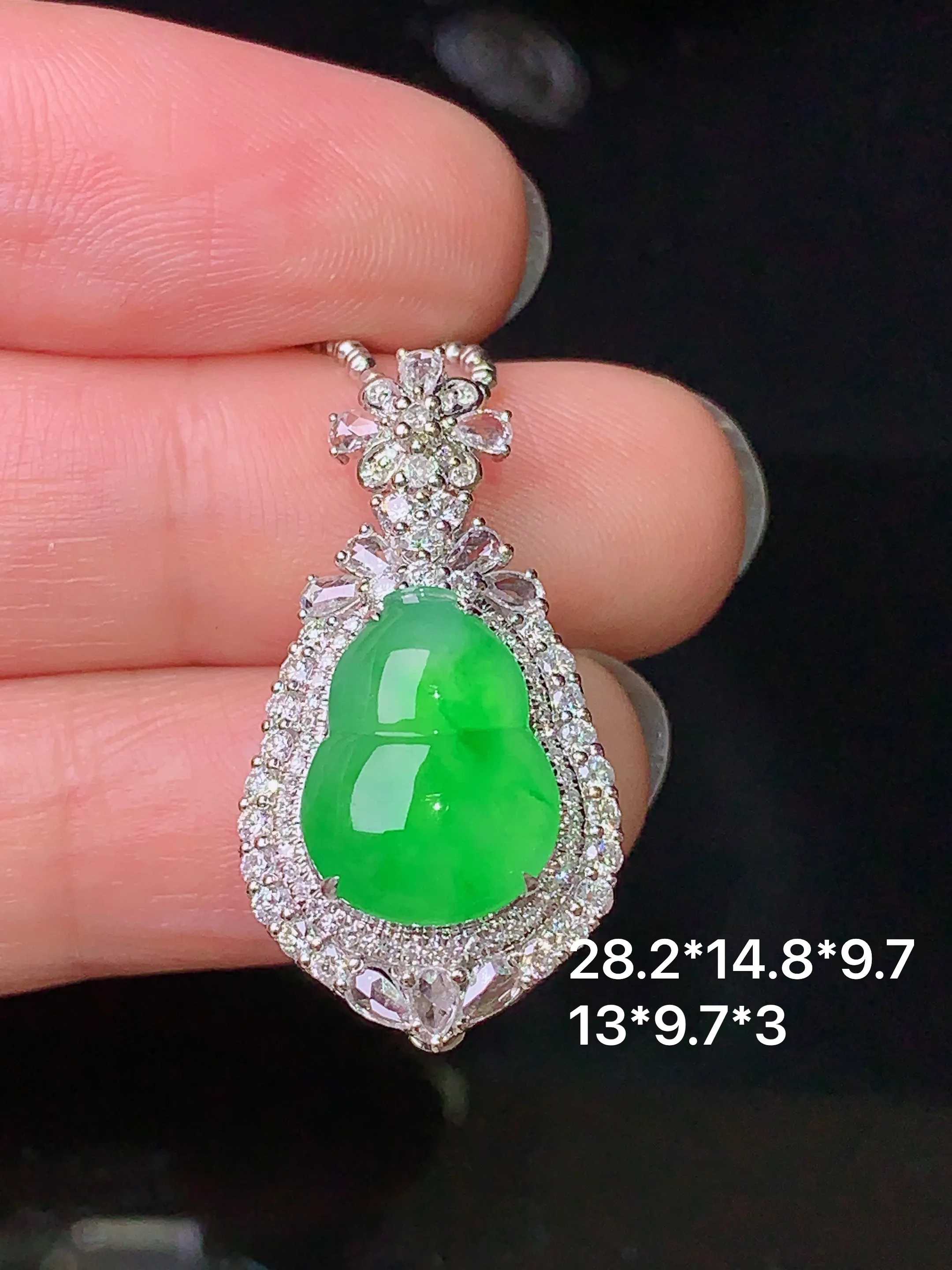 18k金钻镶嵌翠绿葫芦吊坠 玉质细腻 色泽清新艳丽 整体尺寸28.2*14.8*9.7