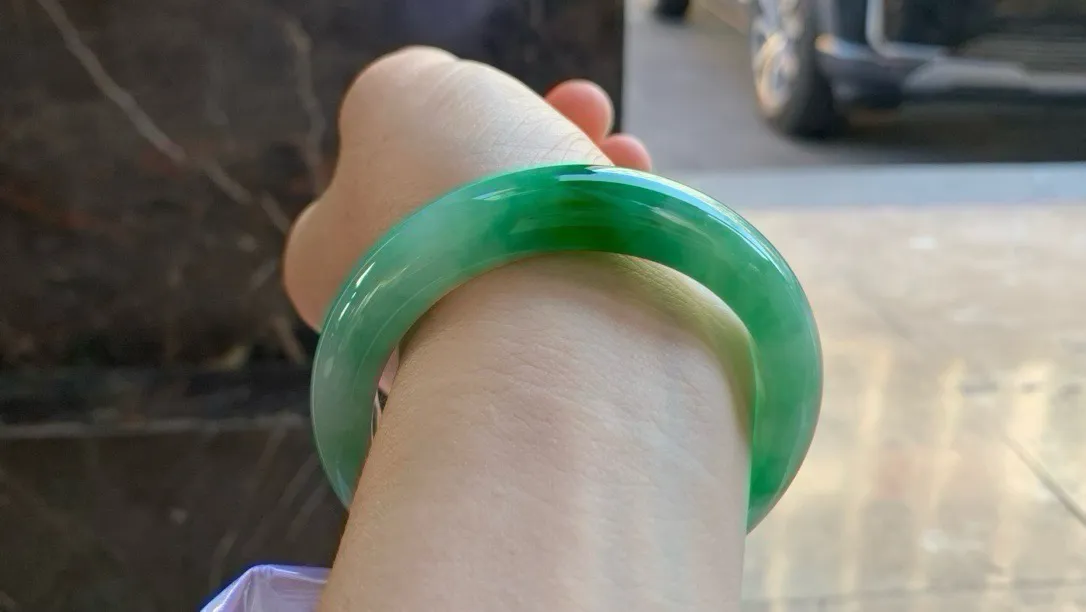 尺寸56/13.2/9.2，辣绿手镯
冰透水润细腻