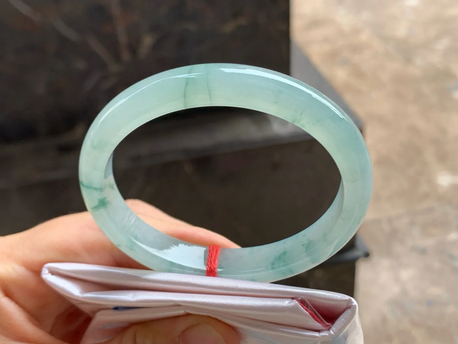 尺寸54.1/9.6/6.7，飘花贵妃手镯
水润细腻