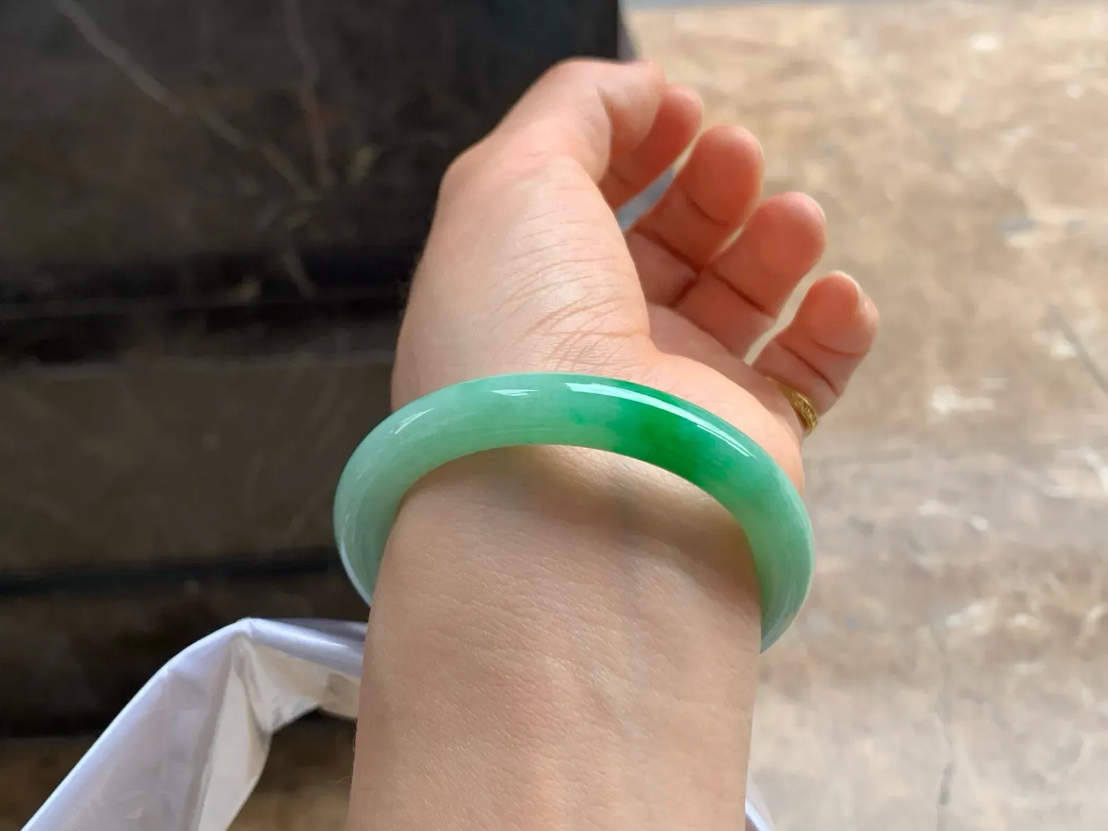 尺寸51.1/9.1，一抹辣绿圆条手镯
水润细腻 色艳