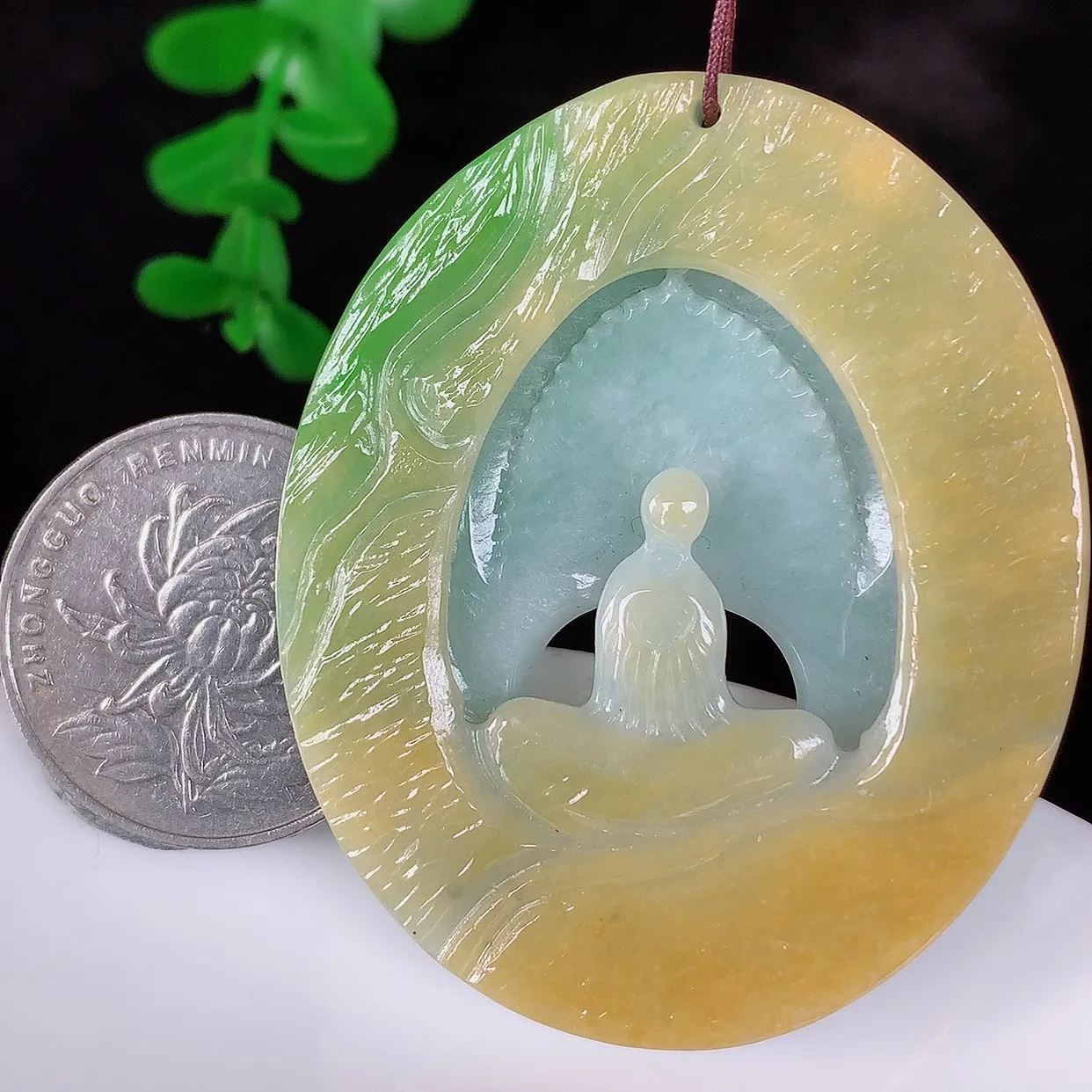 自然光实拍，冰润冰糯种双彩黄加绿翡翠悟道吊坠，翡翠悟道寓意“祥和，安宁，吉祥，幸福”，佩戴效果优雅迷人，性价比超高！#60.10