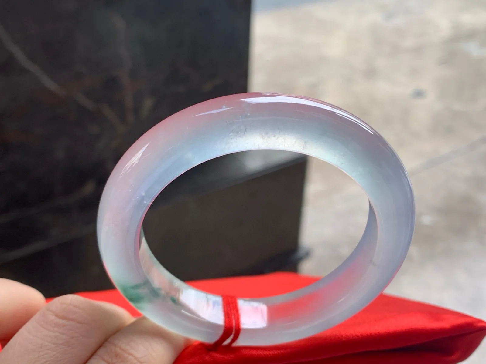 玻璃种飘花大圈口手镯
尺寸：56.5-12.5-9.5mm
荧光十足～360度无死角～