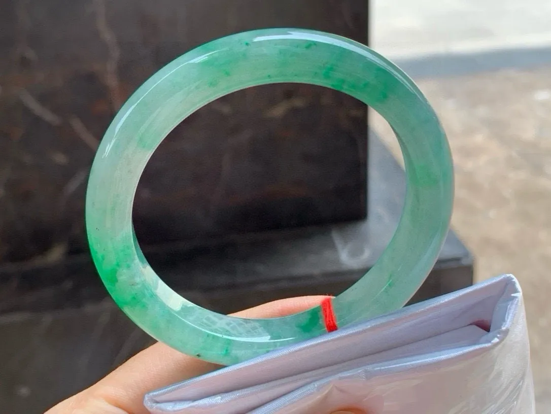 尺寸54.6/10.9/8.4，带色手镯
冰透水润细腻 清爽 气质大气