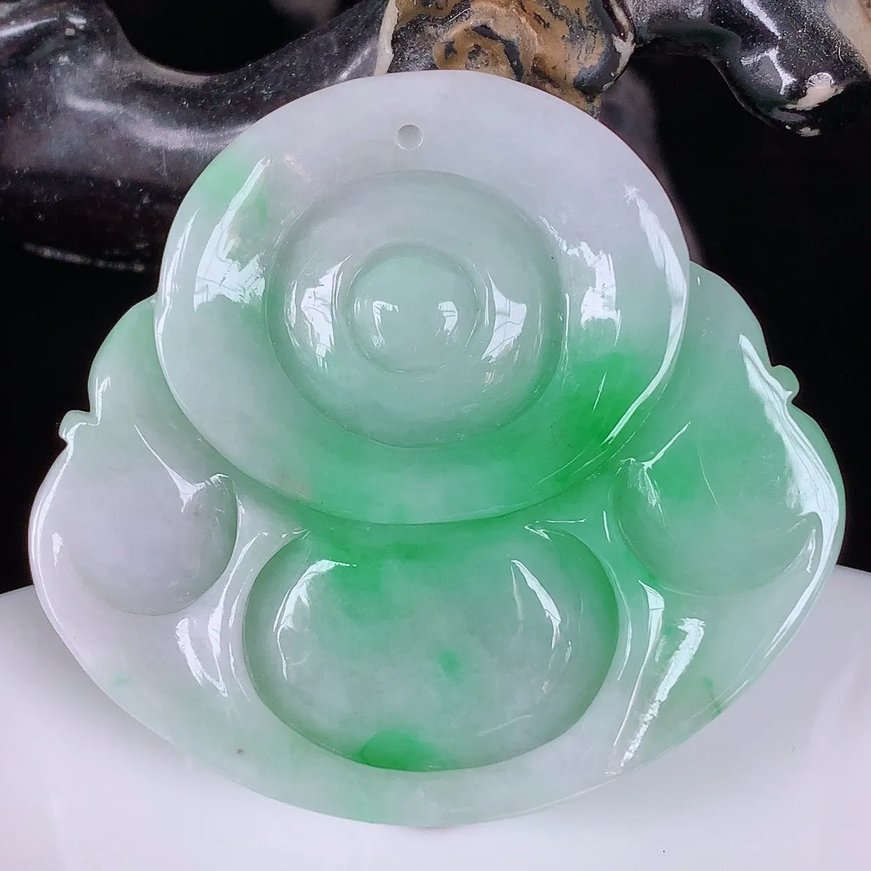 自然光实拍，大件厚装冰润冰糯种飘阳绿翡翠佛公吊坠，饱满， 佛公亦保平安，寓意有福（佛公）相伴，配戴优雅迷人！#46.10