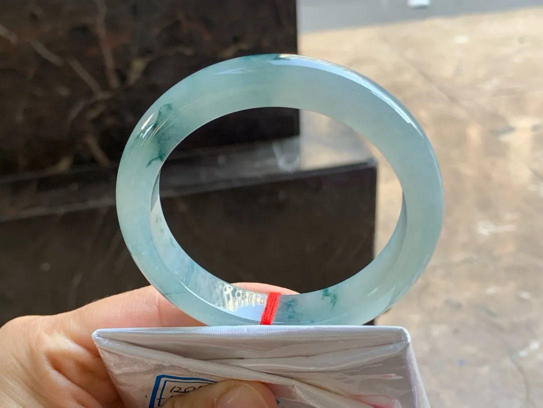 尺寸57.1/12.5/8.7，冰飘花手镯
水润细腻