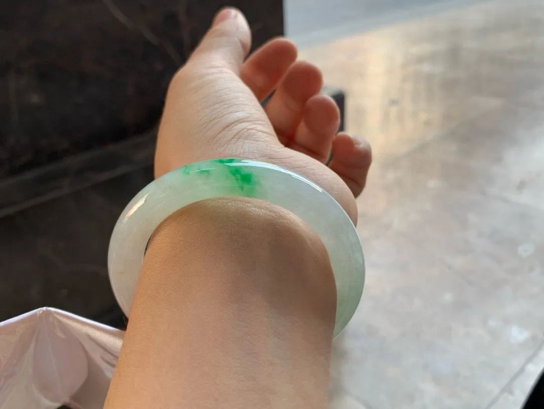 尺寸52.1/9.5， 黄加绿圆条手镯
水润细腻