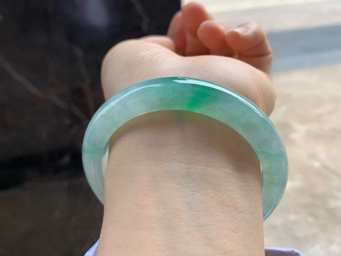 尺寸57.5/11/8.5，冰种带色手镯
水润细腻 种老气质