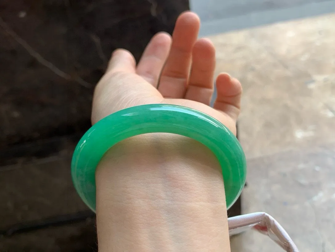 尺寸54.5/11.3/11，满色圆条手镯
水润细腻 色好 气质