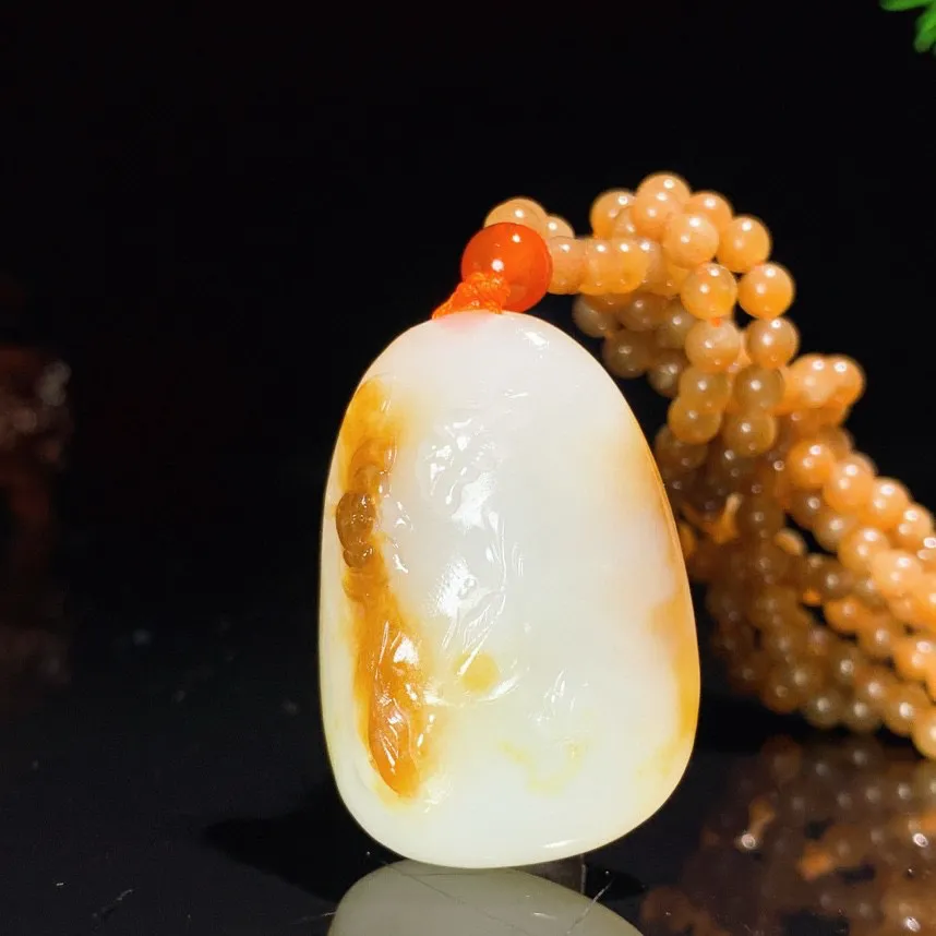 新疆且末糖连年有余挂件。尺寸36/27/12链子尺寸4重34克 玉质细腻油润。手推出油。品相大气 lt2505010