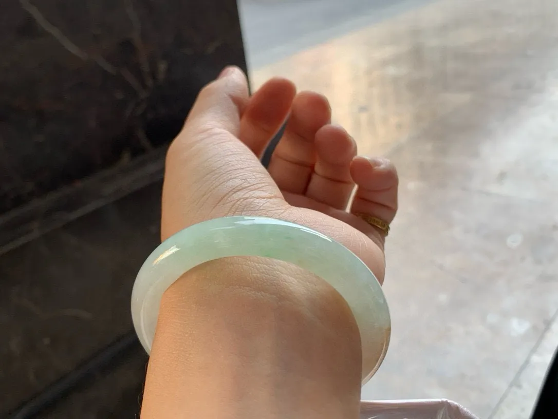 尺寸52.1/9.5， 黄加绿圆条手镯
水润细腻