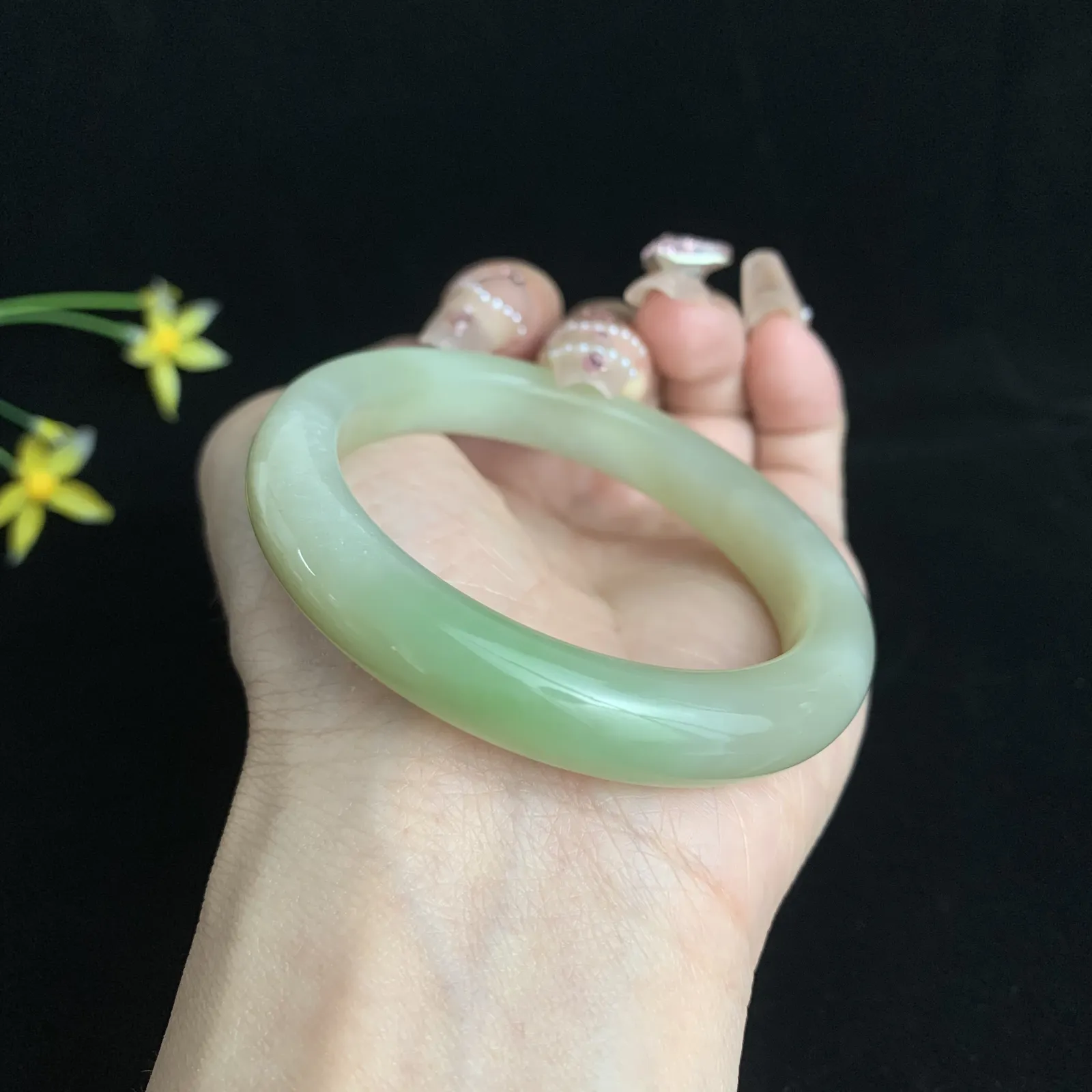 和田玉53圈口青海翠翠青手镯！圈口53宽10.5玉质细腻油润 底色纯净 脂粉好，品质好！