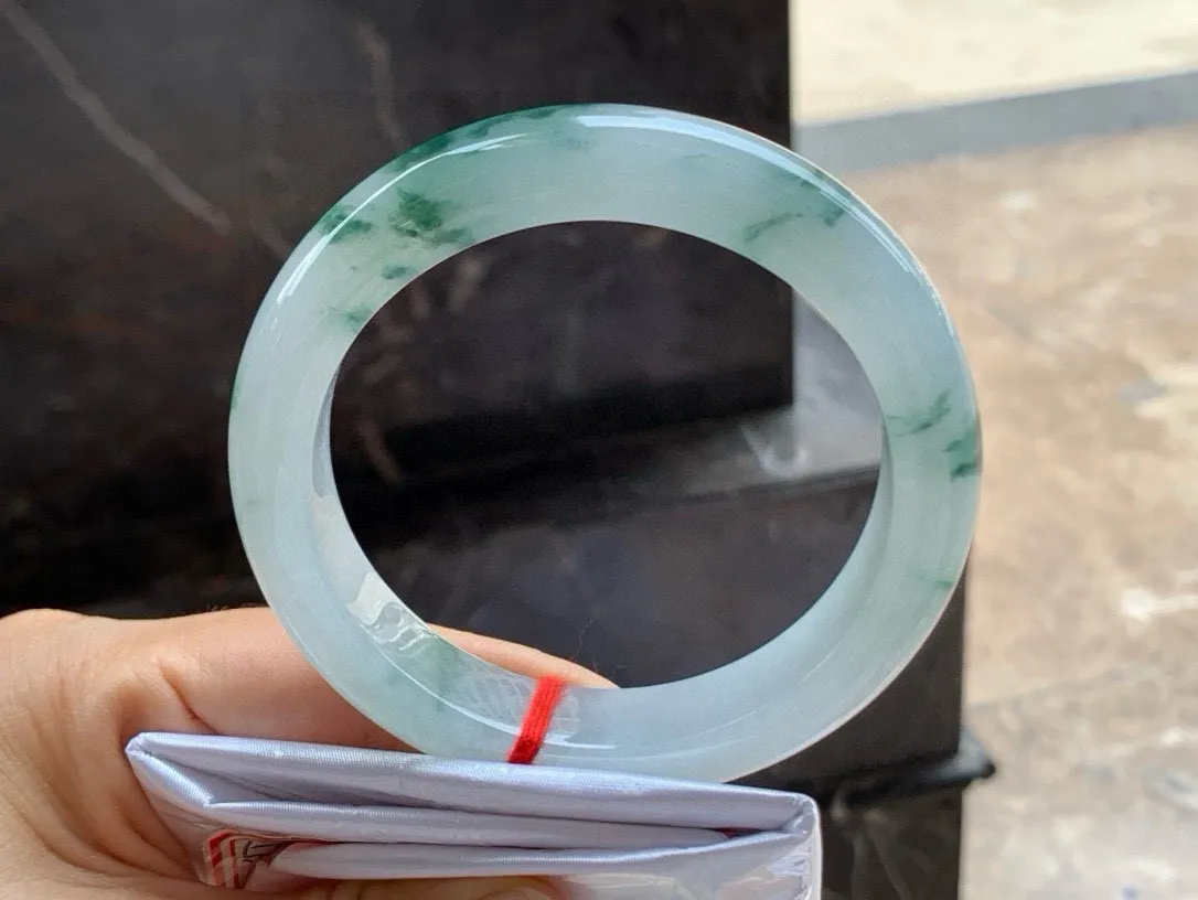 尺寸59.8/13.6/10.3，飘花大圈口手镯
水润细腻 清新甜美