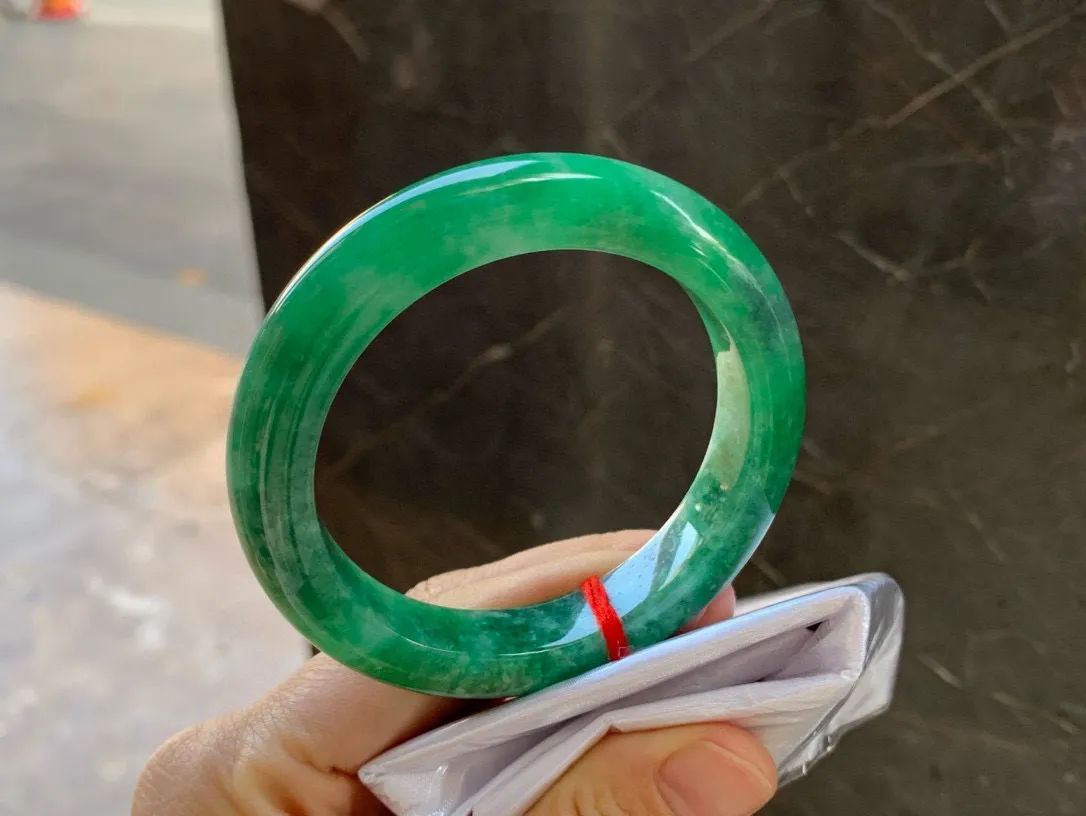 尺寸55.1/11.3/9.5，辣绿手镯
水润细腻 种老 气质