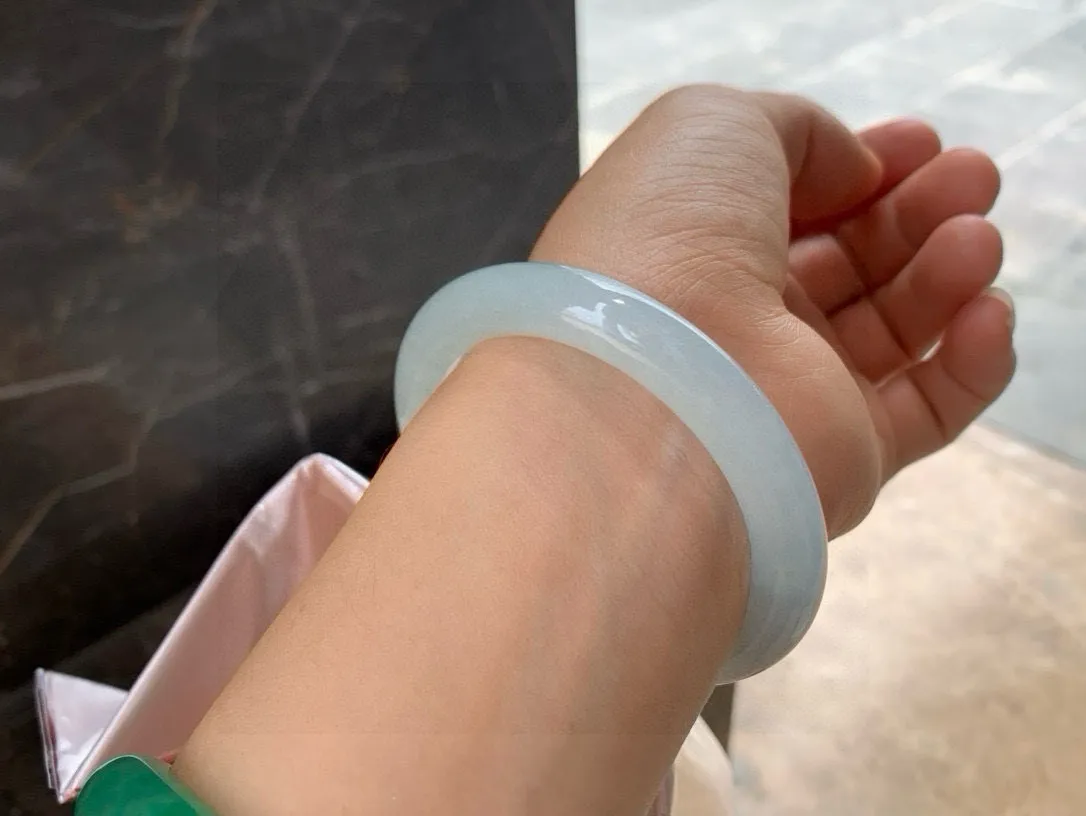 尺寸53.3/9.4，冰种圆条手镯
冰透水润细腻