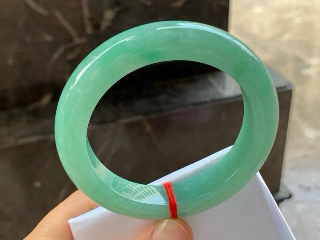 尺寸55.4/12.4/10.1，满色手镯
水润细腻