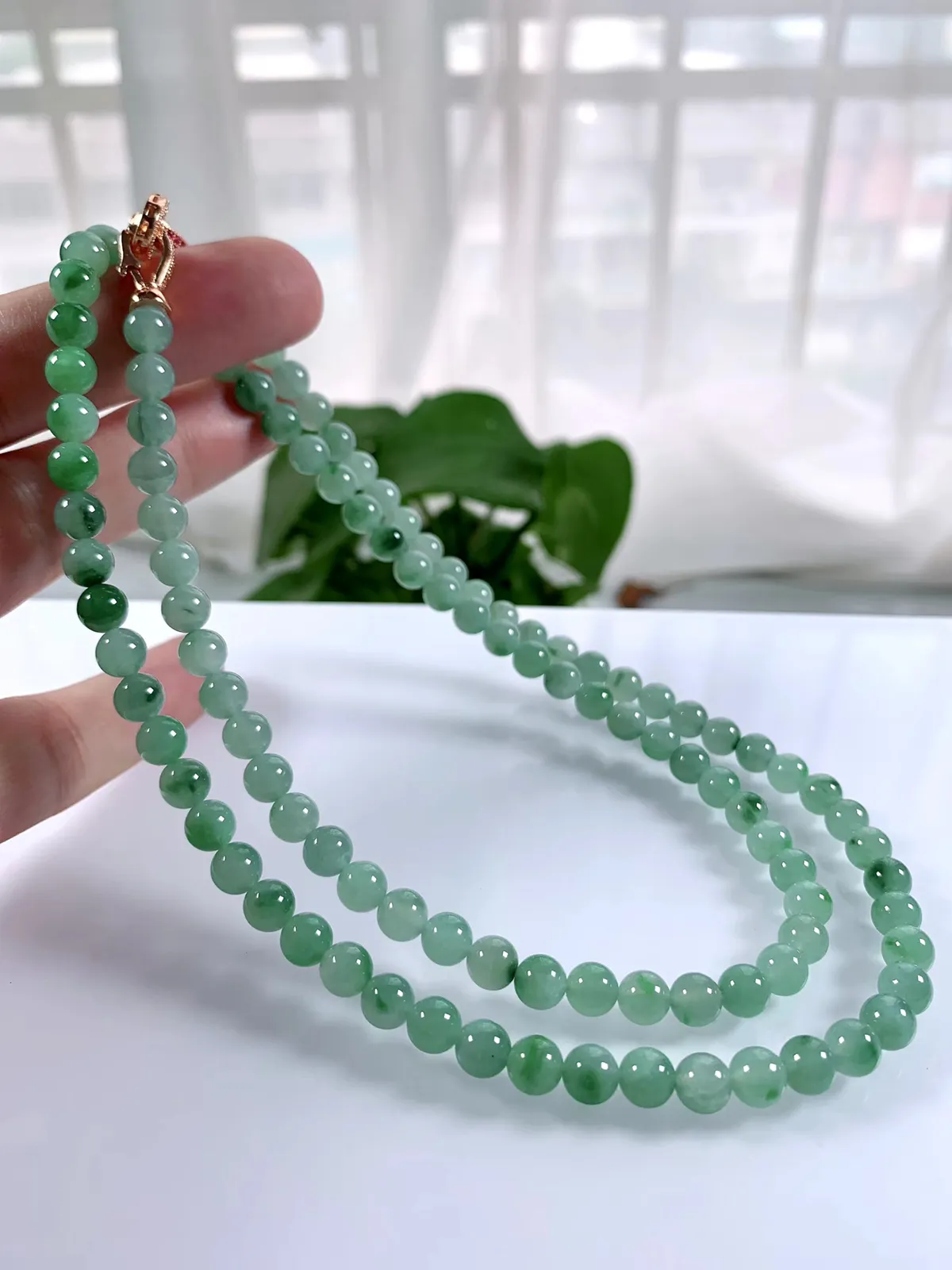 缅甸天然翡翠A货，冰糯种起胶飘花圆珠项链，尺寸：6.5mm/108颗，长度680mm，重量：50.54g
