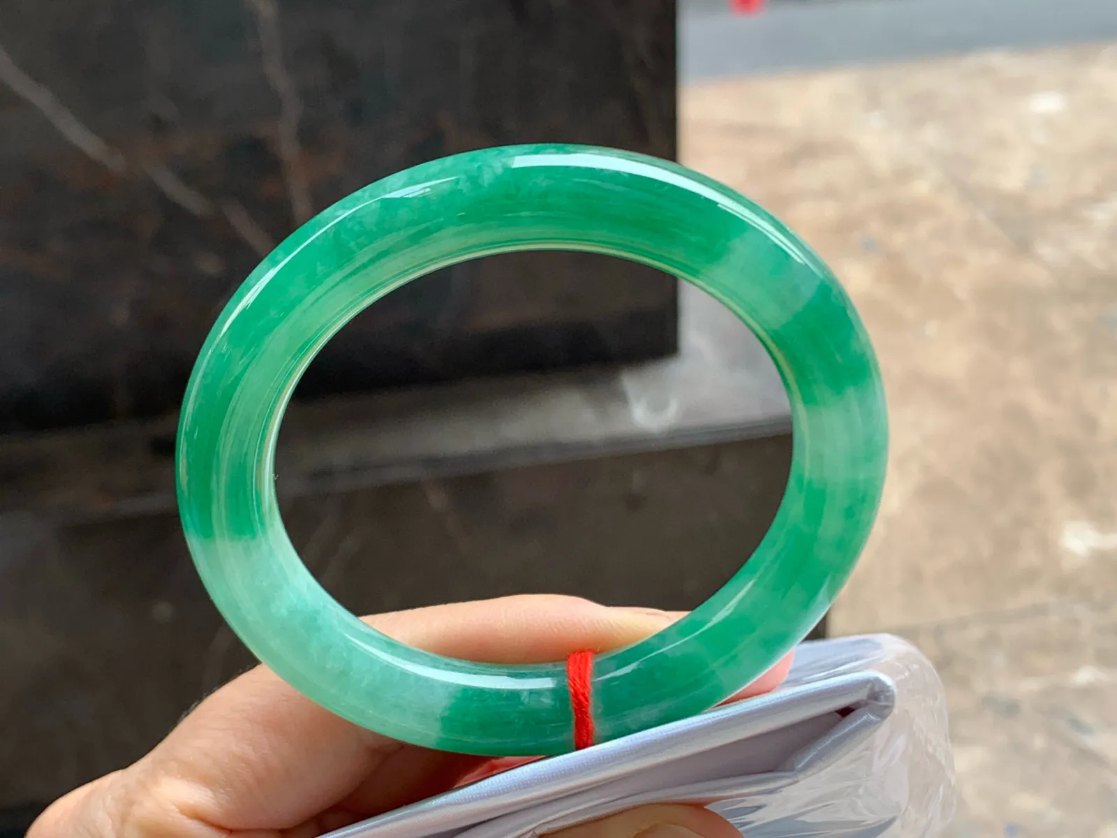 尺寸55.3/10.9/9.8，辣绿圆条手镯
水润细腻 色辣