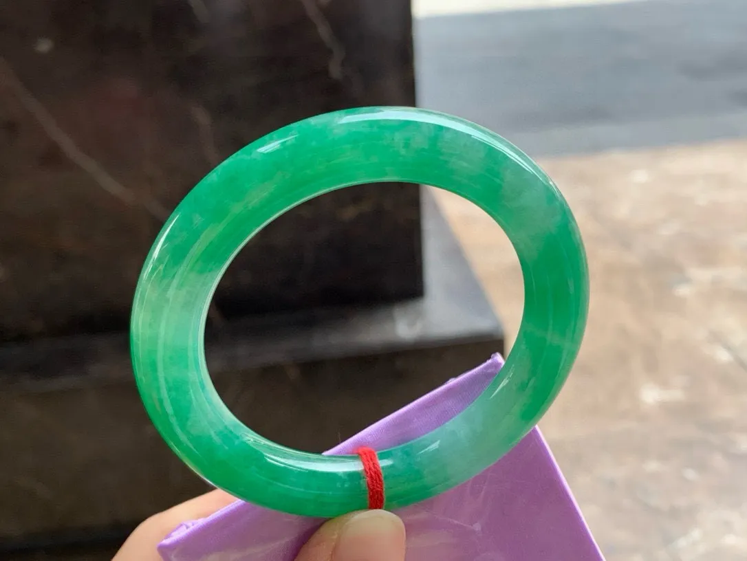 尺寸54.9/10.9，阳绿圆条手镯
水润细腻 种老色辣