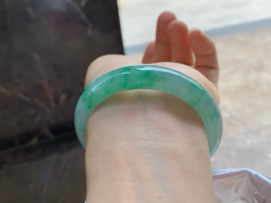 尺寸54.6/10.9/8.4，带色手镯
冰透水润细腻 清爽 气质大气