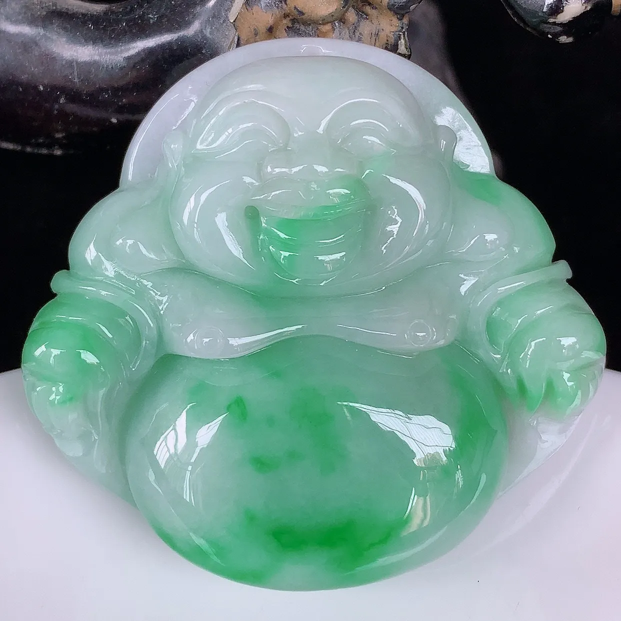 自然光实拍，大件厚装冰润冰糯种飘阳绿翡翠佛公吊坠，饱满， 佛公亦保平安，寓意有福（佛公）相伴，配戴优
