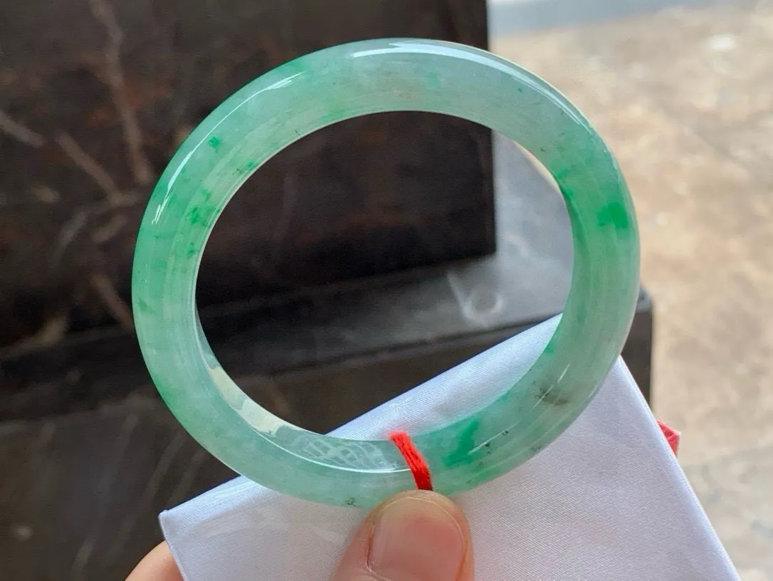 尺寸54.6/10.9/8.4，带色手镯
冰透水润细腻 清爽 气质大气