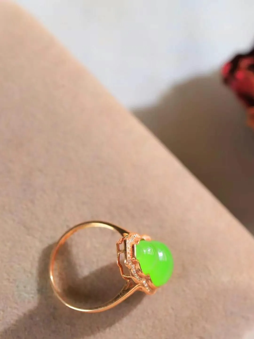 【金镶玉.福禄戒指】

精品和田玉碧玉福禄戒指 玉质细腻温润 油性十足 18K金镶嵌 精致时尚 （保真金 可检测贵金属18K金）重3.2克   尺寸17-15-9mm 89501288A
