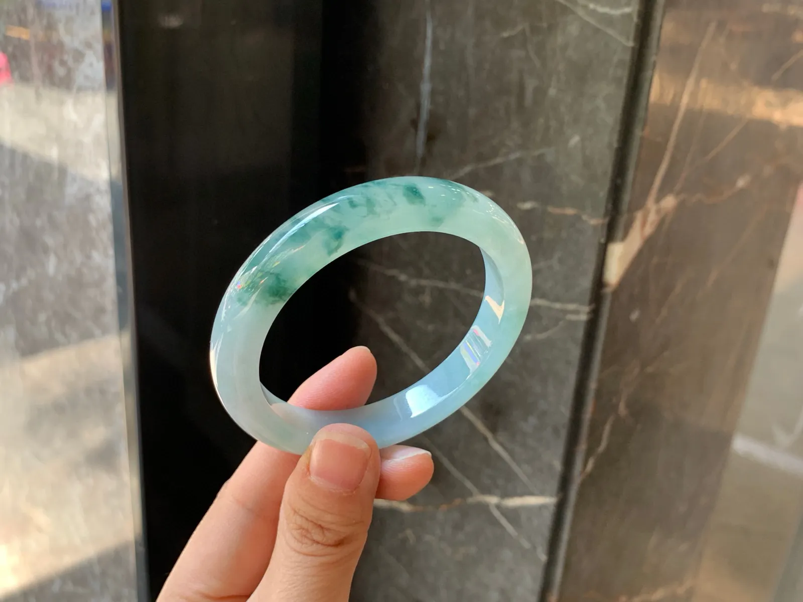 ｜52圈口
飘花翡翠手镯，底子细腻，飘水草花，