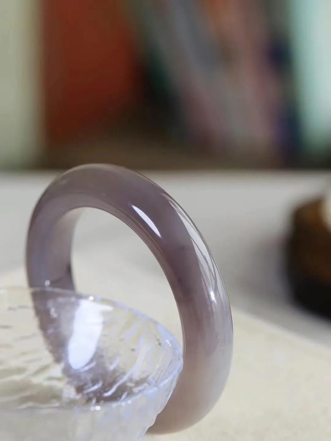 【婉约佳人.手镯】

精品和田玉烟紫手镯 玉质温润细腻 油性十足 手感舒适，高华雅逸，线条流畅，简约大气，美自天成，素雅高贵。佩戴于腕间，婉约之美，举手投足间透出那份低调奢华。重84.8克 内径56.5mm尺寸14.4-11.1mm   FDA-59501232