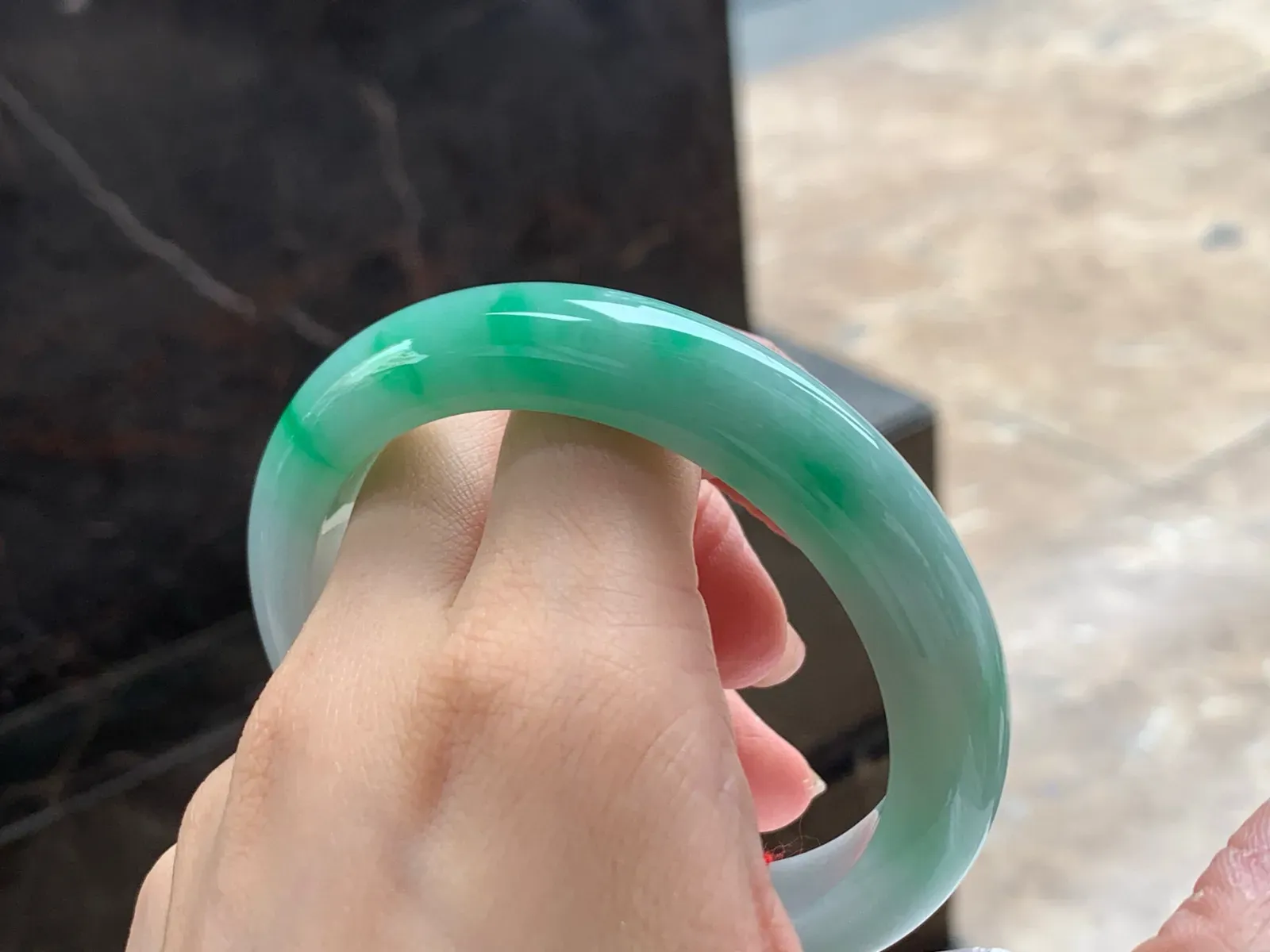 带色大圈手镯
干净清爽 59.7/11.6/9.3mm
