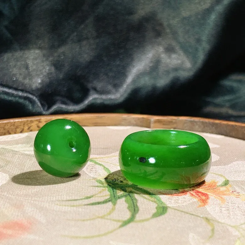 一套和田玉阳绿俄罗斯玉扳指挂件。平安扣尺寸12/16扳指尺寸4/11内径18重12克 玉质细腻油润。手推出油。品相大气 lt2505011