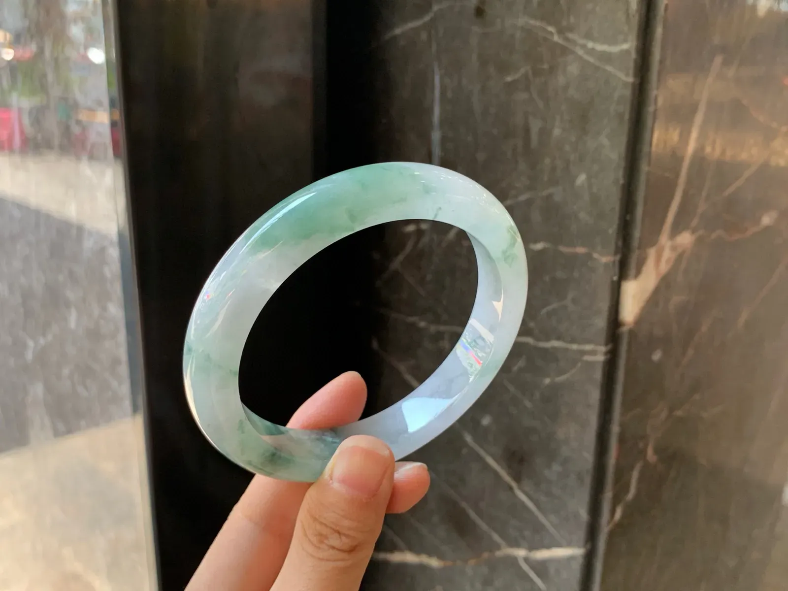63圈口
飘花翡翠手镯，底子细腻，飘蓝绿花，飘逸轻盈，