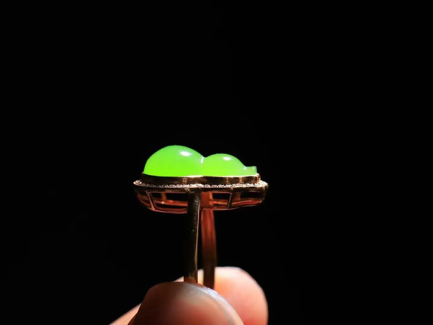 【金镶玉.福禄戒指】

精品和田玉碧玉福禄戒指 玉质细腻温润 油性十足 18K金镶嵌 精致时尚 （保真金 可检测贵金属18K金）重3.2克   尺寸17-15-9mm 89501288A