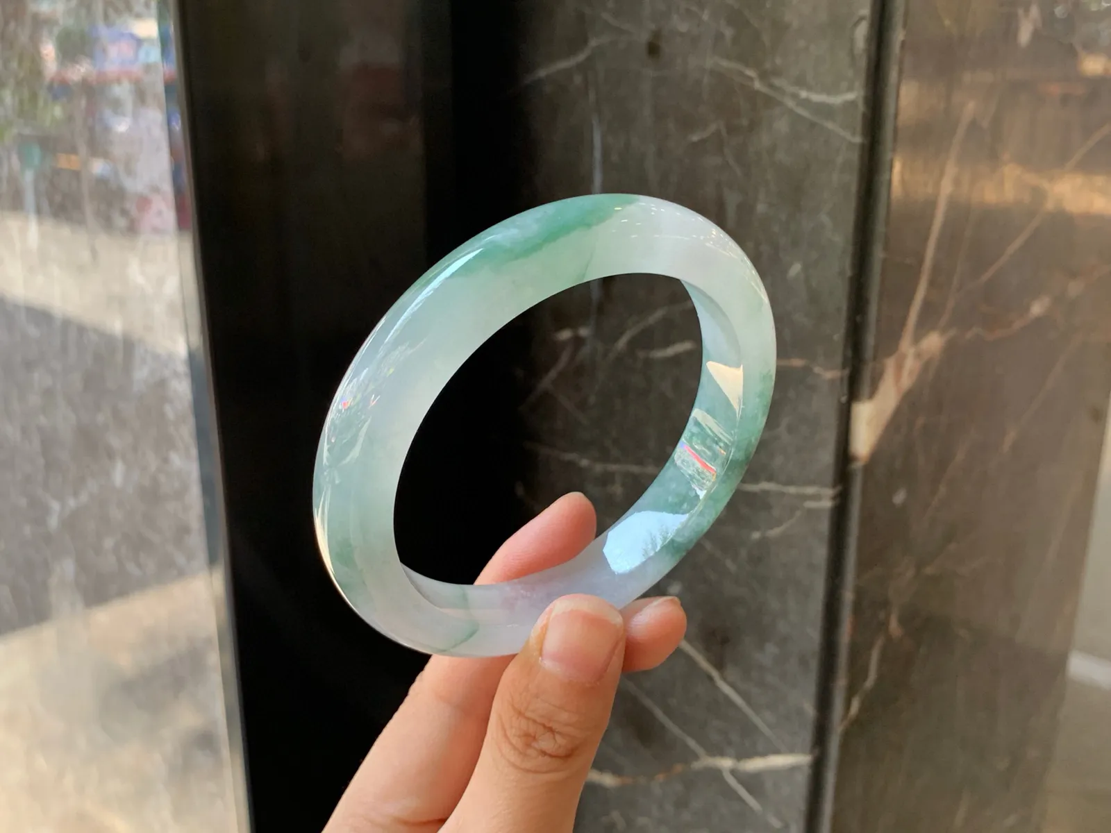 63圈口
飘花翡翠手镯，底子细腻，飘蓝绿花，飘逸轻盈，