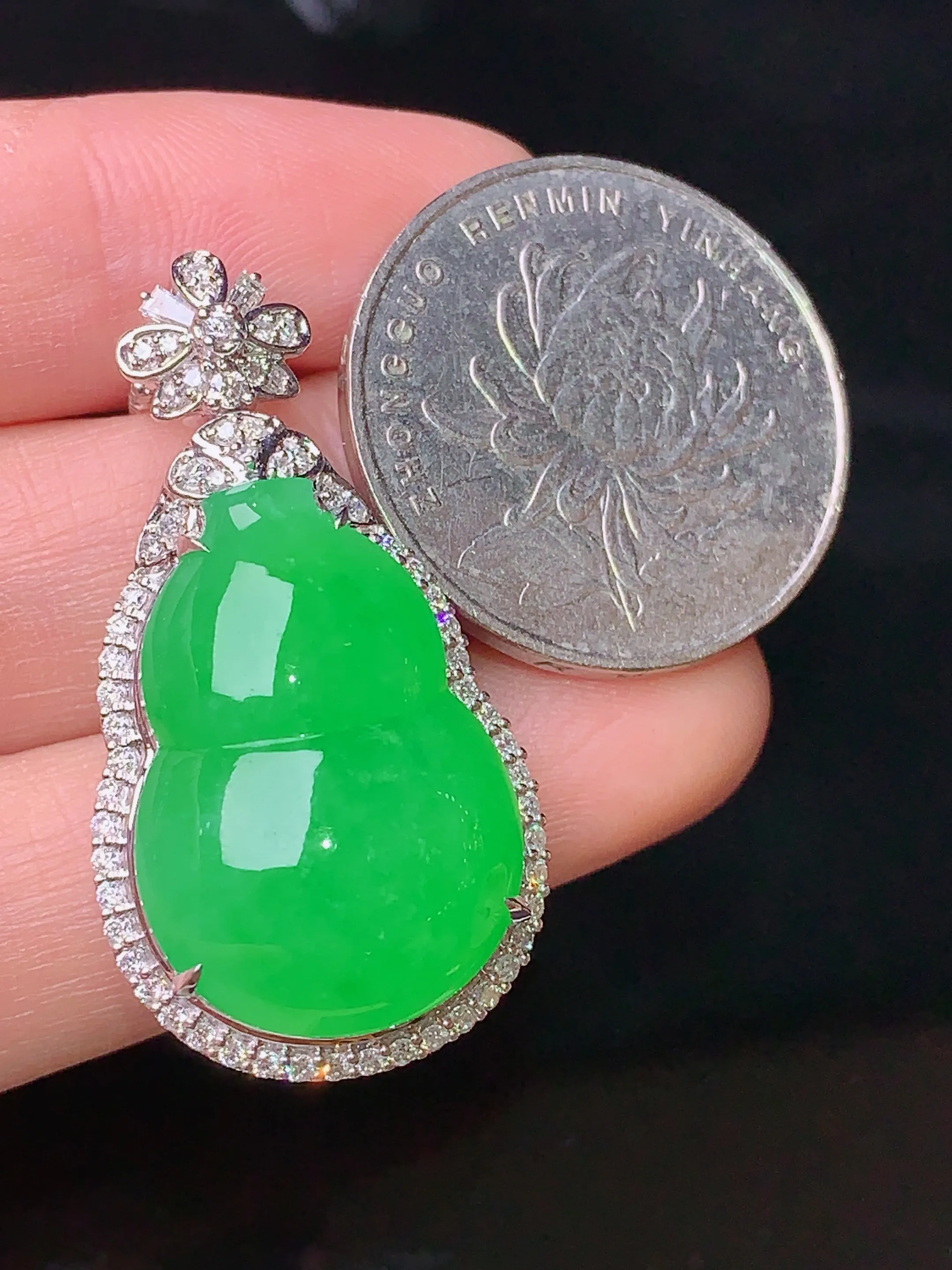 18k金钻镶嵌翠绿葫芦吊坠 玉质细腻 色泽清新艳丽 整体尺寸36.5*19.5*13.7