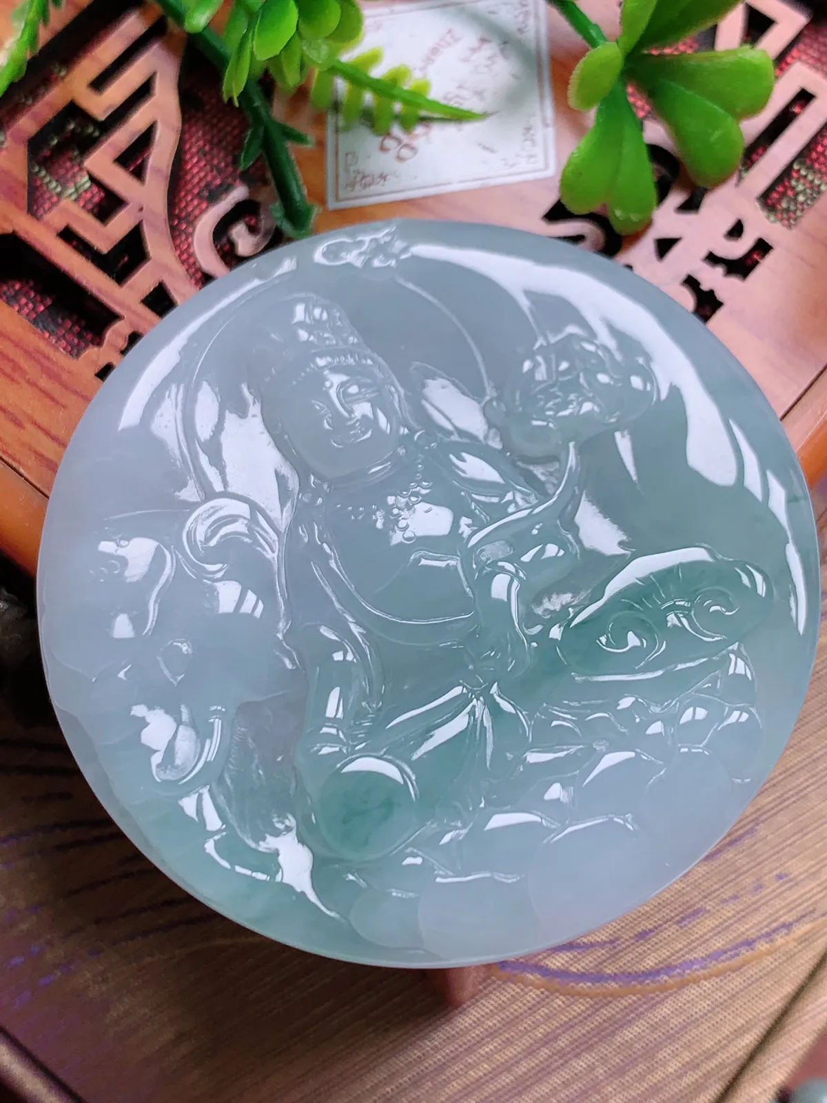 精品推荐，缅甸天然A货翡翠，冰种飘花普贤菩萨吊坠，种水好，颜色鲜艳，玉质水润细腻，工艺精湛，佩戴效果