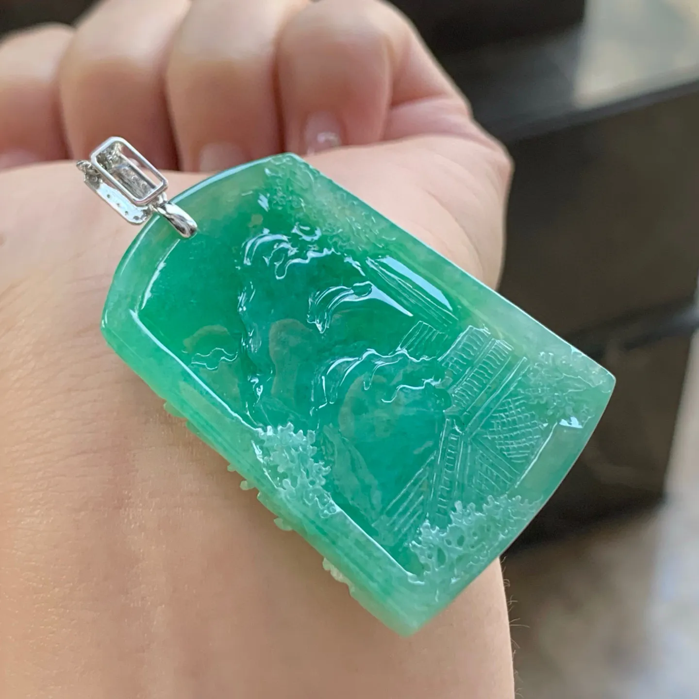 满色山水牌
水润清爽 金扣