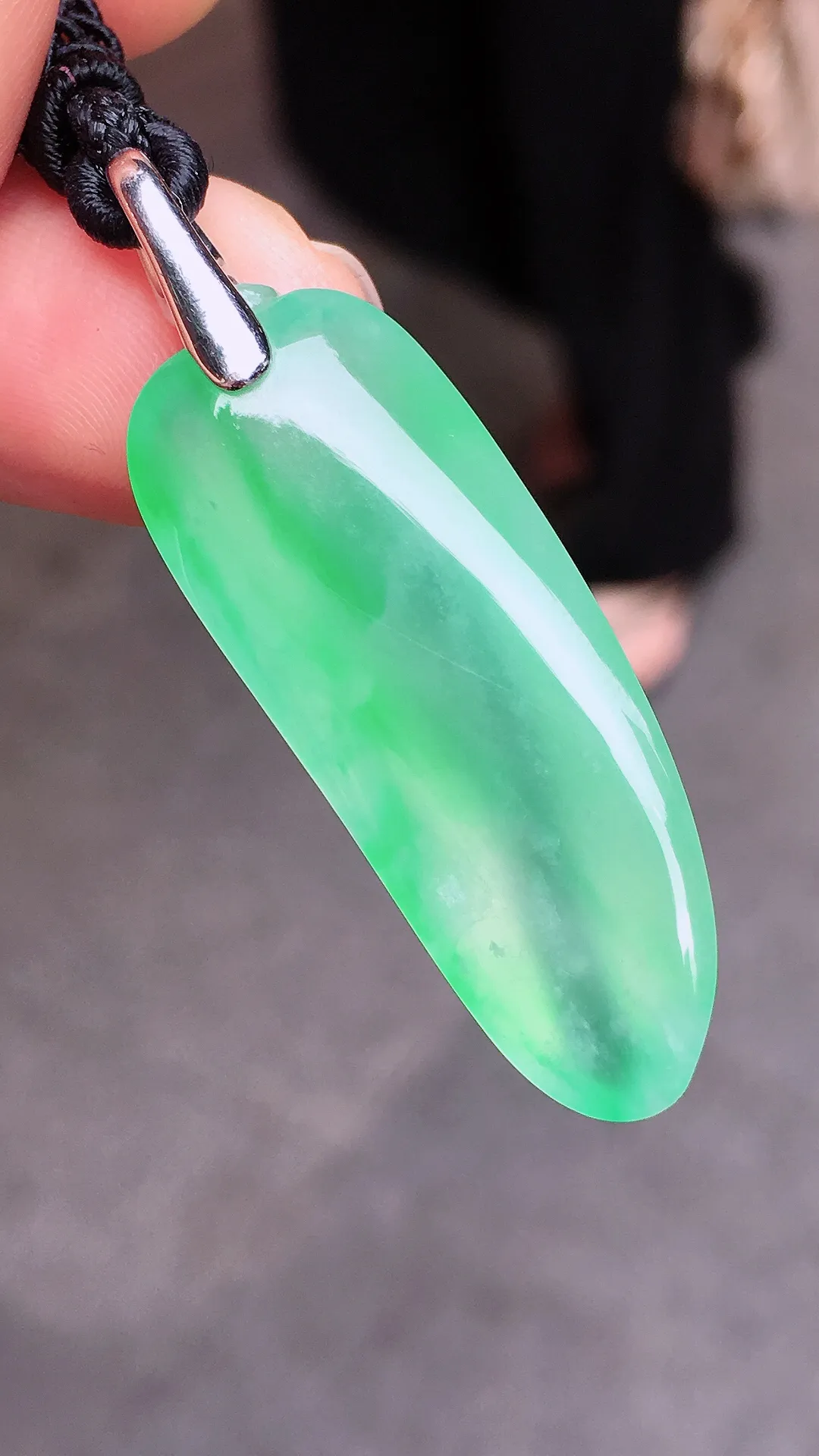 冰绿福瓜吊坠，色泽均匀艳丽，玉质细腻，荧光感超
强，饱满水润，气质满满。18k
金豪华镶嵌