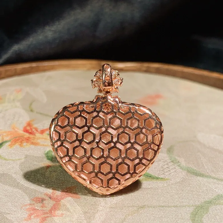 和田玉冰底玻璃底菠菜绿18k金心型挂件。尺寸19/24/6重7克 玉质细腻油润。手推出油。品相大气 lt2505011