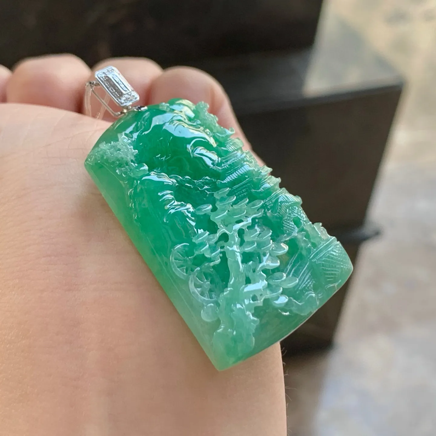 满色山水牌
水润清爽 金扣