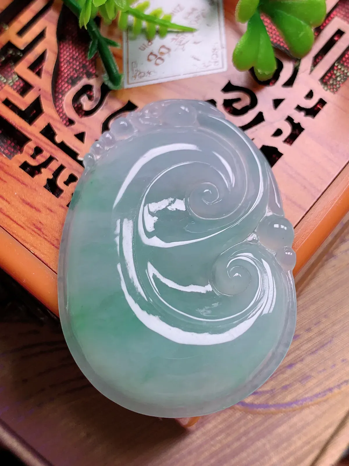 精品推荐，缅甸天然A货翡翠，冰种晴绿如意吊坠，种水好，颜色鲜艳，玉质水润细腻，工艺精湛，佩戴效果更佳