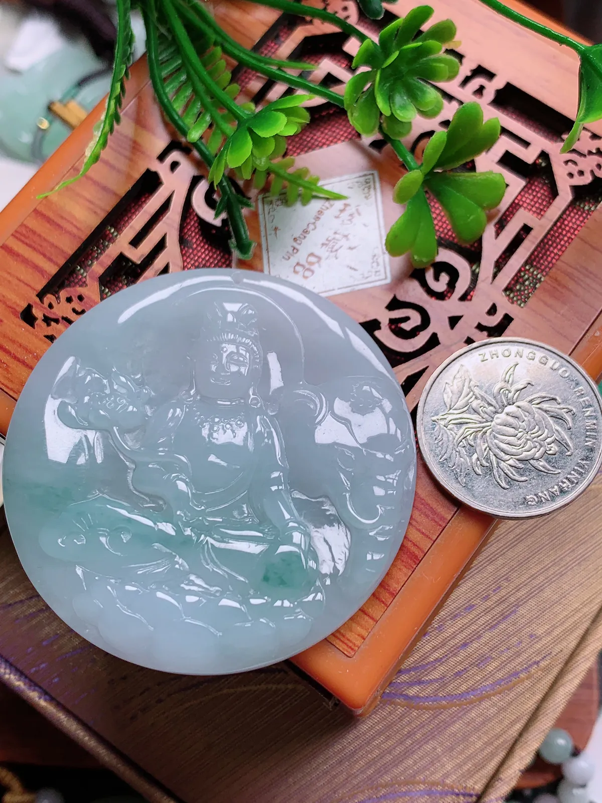 精品推荐，缅甸天然A货翡翠，冰种飘花普贤菩萨吊坠，种水好，颜色鲜艳，玉质水润细腻，工艺精湛，佩戴效果更佳。