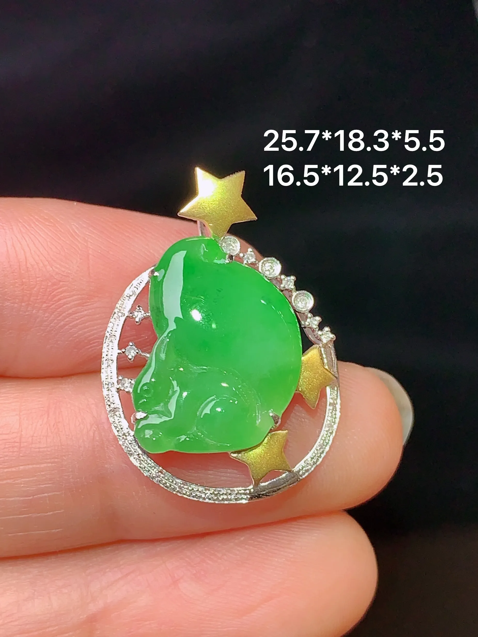 18k金钻镶嵌翠绿海豚吊坠 玉质细腻 色泽清新艳丽 整体尺寸25.7*18.3*5.5