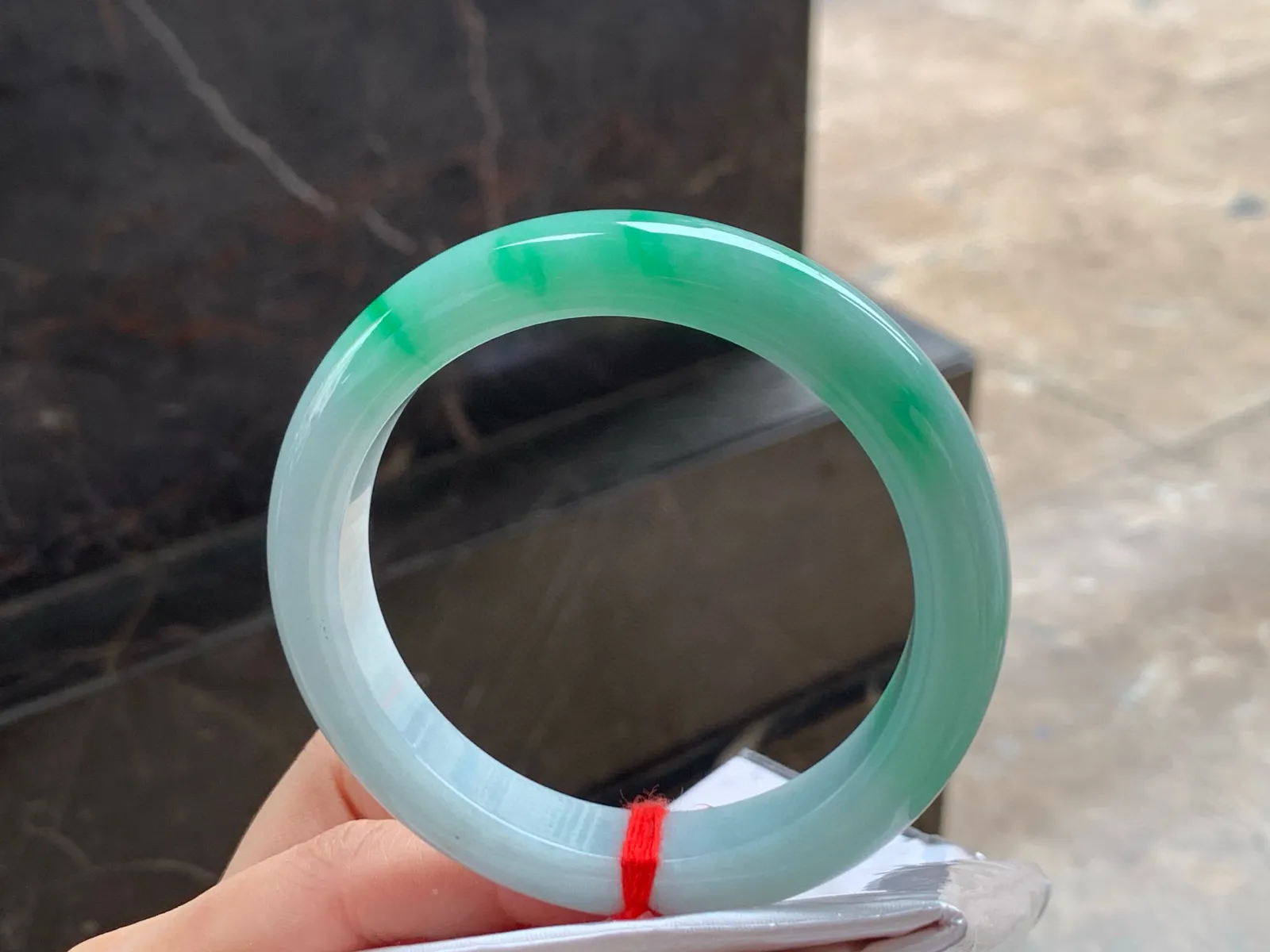 带色大圈手镯
干净清爽 59.7/11.6/9.3mm