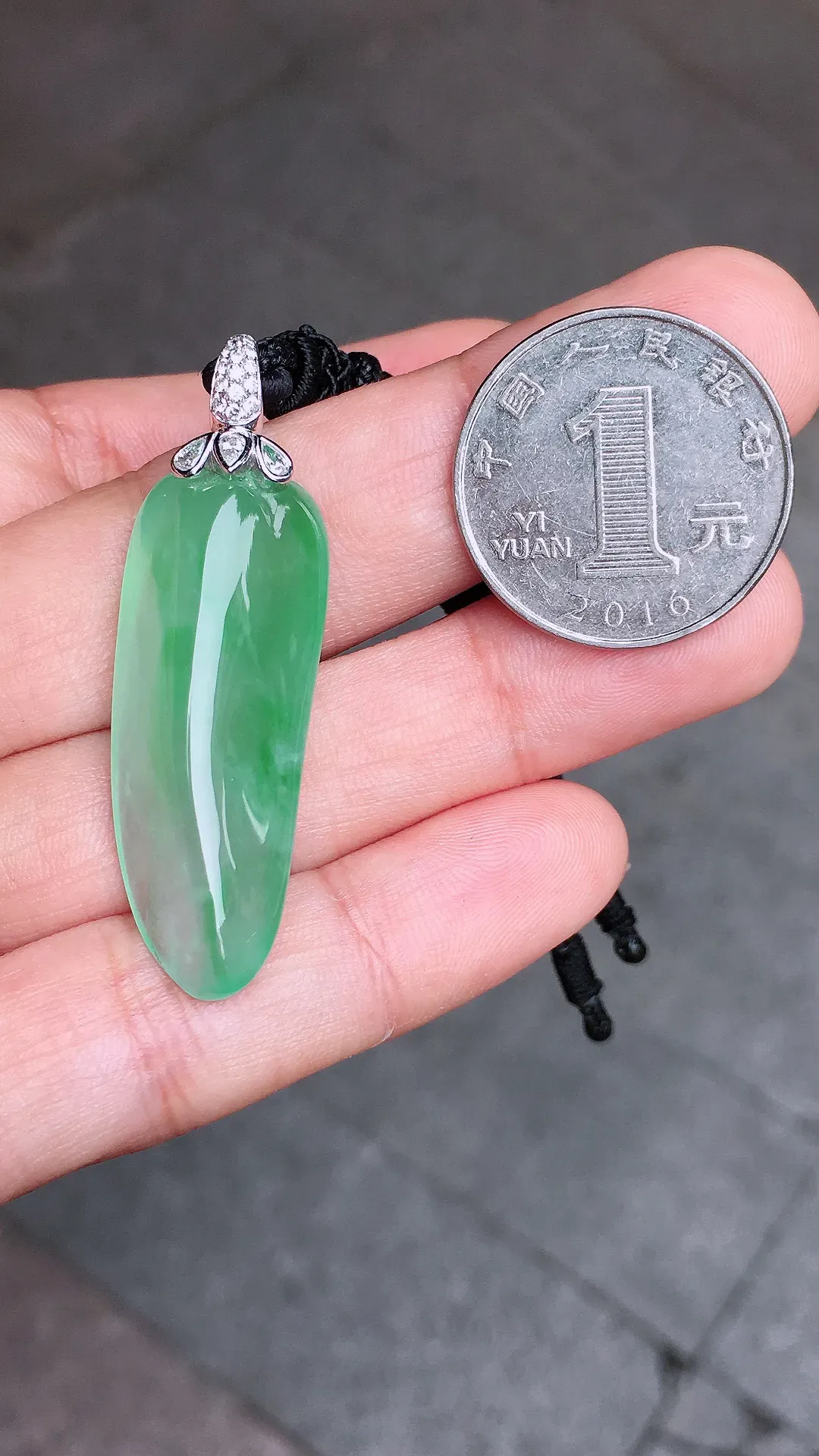 冰绿福瓜吊坠，色泽均匀艳丽，玉质细腻，荧光感超
强，饱满水润，气质满满。18k
金豪华镶嵌