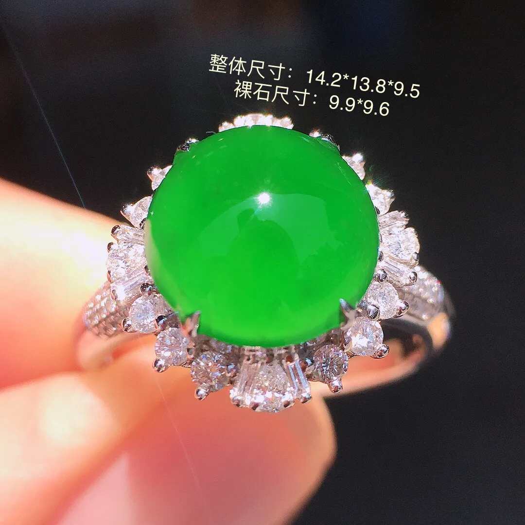 满绿蛋面戒指，色泽均匀浓郁，玉质细腻，荧光感超
强，饱满水润，气质满满。18k
金豪华镶嵌