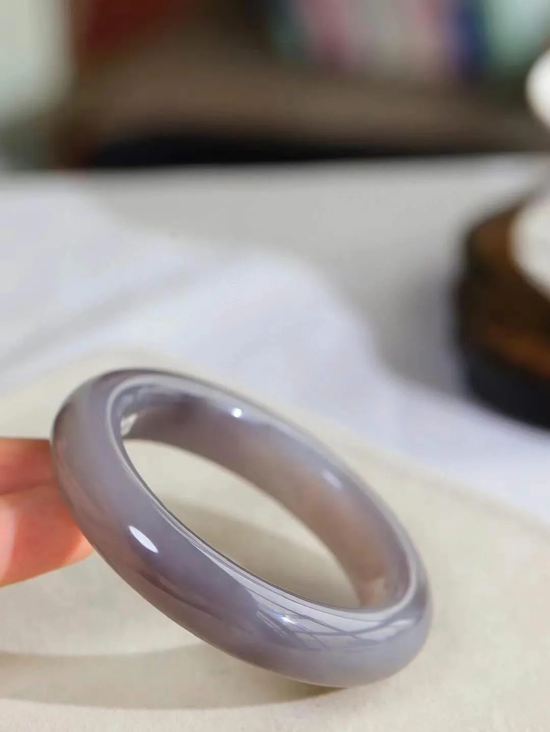 【婉约佳人.手镯】

精品和田玉烟紫手镯 玉质温润细腻 油性十足 手感舒适，高华雅逸，线条流畅，简约大气，美自天成，素雅高贵。佩戴于腕间，婉约之美，举手投足间透出那份低调奢华。重84.8克 内径56.5mm尺寸14.4-11.1mm   FDA-59501232