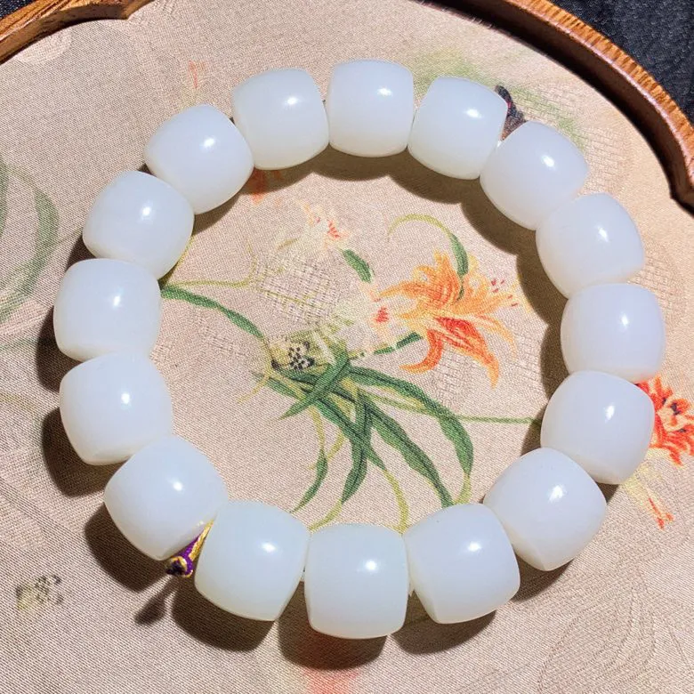 和田玉羊脂白玉直切老型珠手串。单颗尺寸12/13重71克玉质细腻油润。手推出油。品相大气 lt2505011